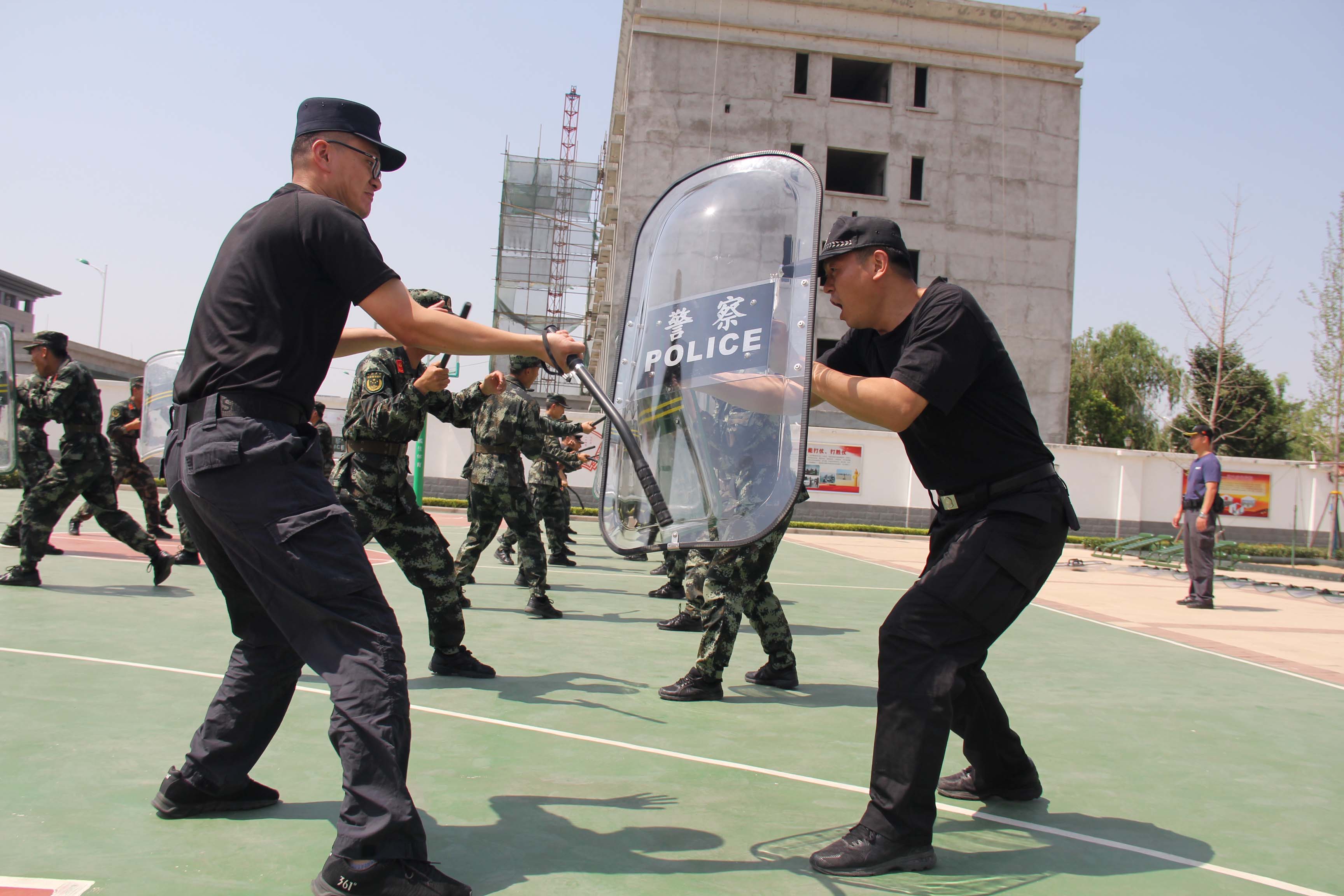 着眼反恐防暴实战要求 郑州机场特警武警开展"两警联训"