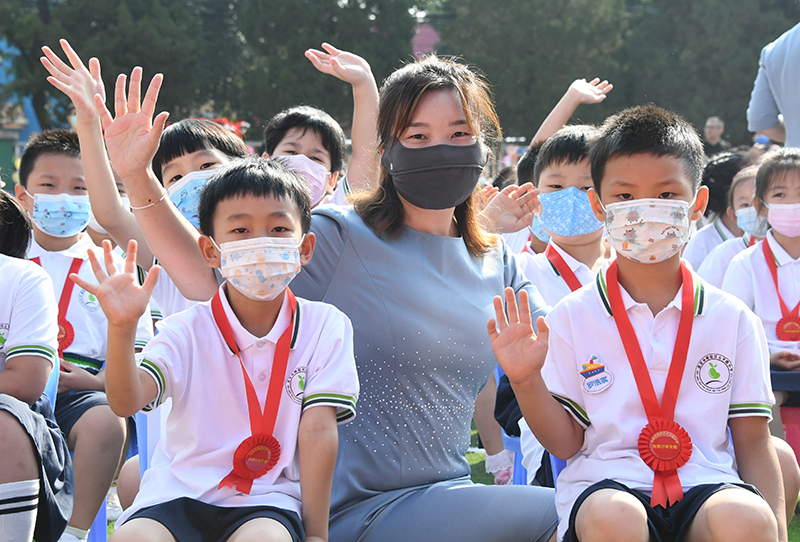 9月1日,在北京市海淀区太平路小学,一年级新生与老师一起参加开学典礼