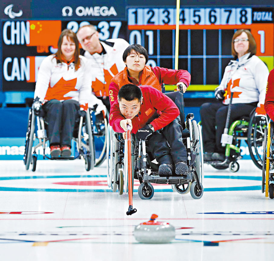 劉微(前)與王蒙在2018平昌冬殘奧勇奪輪椅冰壺金牌 資料圖片