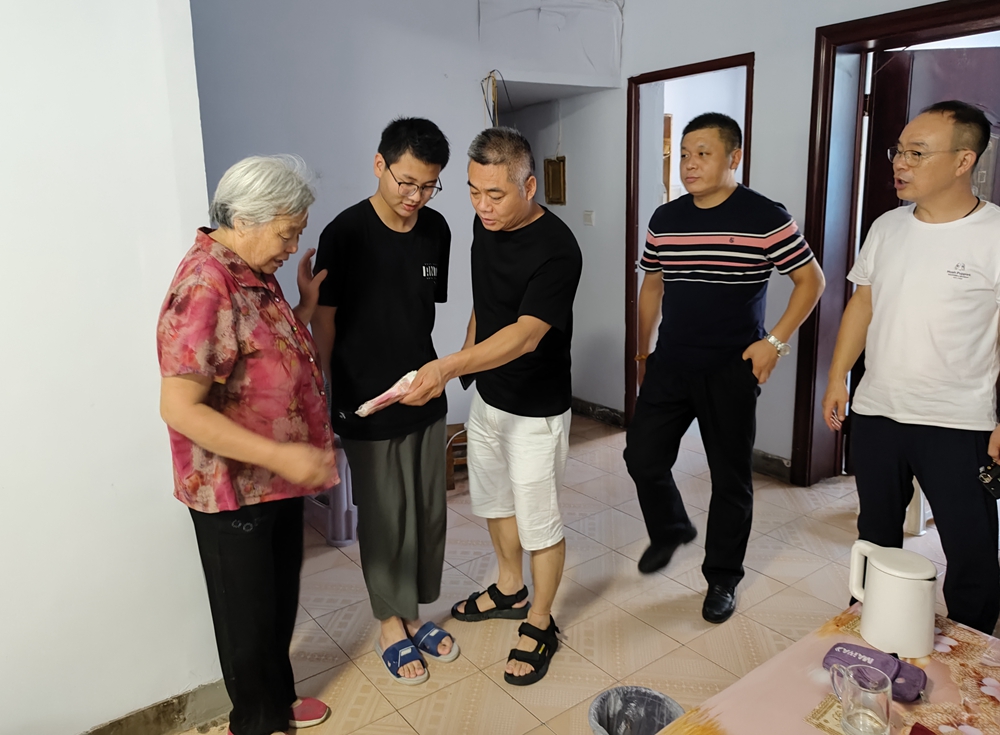 张银生捐资助学伸援手扶贫济困显担当