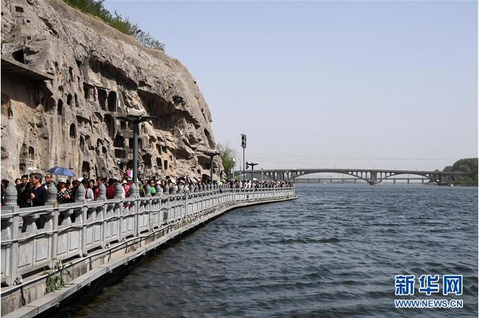 近日,河南洛陽龍門石窟景區逐漸進入旅遊旺季.新華社記者 朱祥 攝