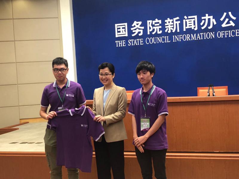 图:未来之星学员给国新办新闻发言人袭艳春赠送队服