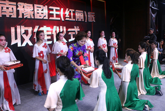 豫剧小皇后王红丽喜收新徒 为豫剧传承再添生机