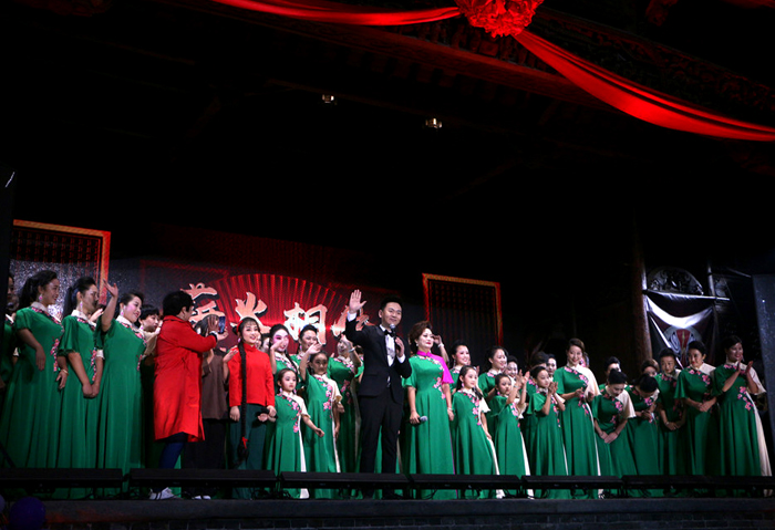 豫剧小皇后王红丽喜收新徒 为豫剧传承再添生机