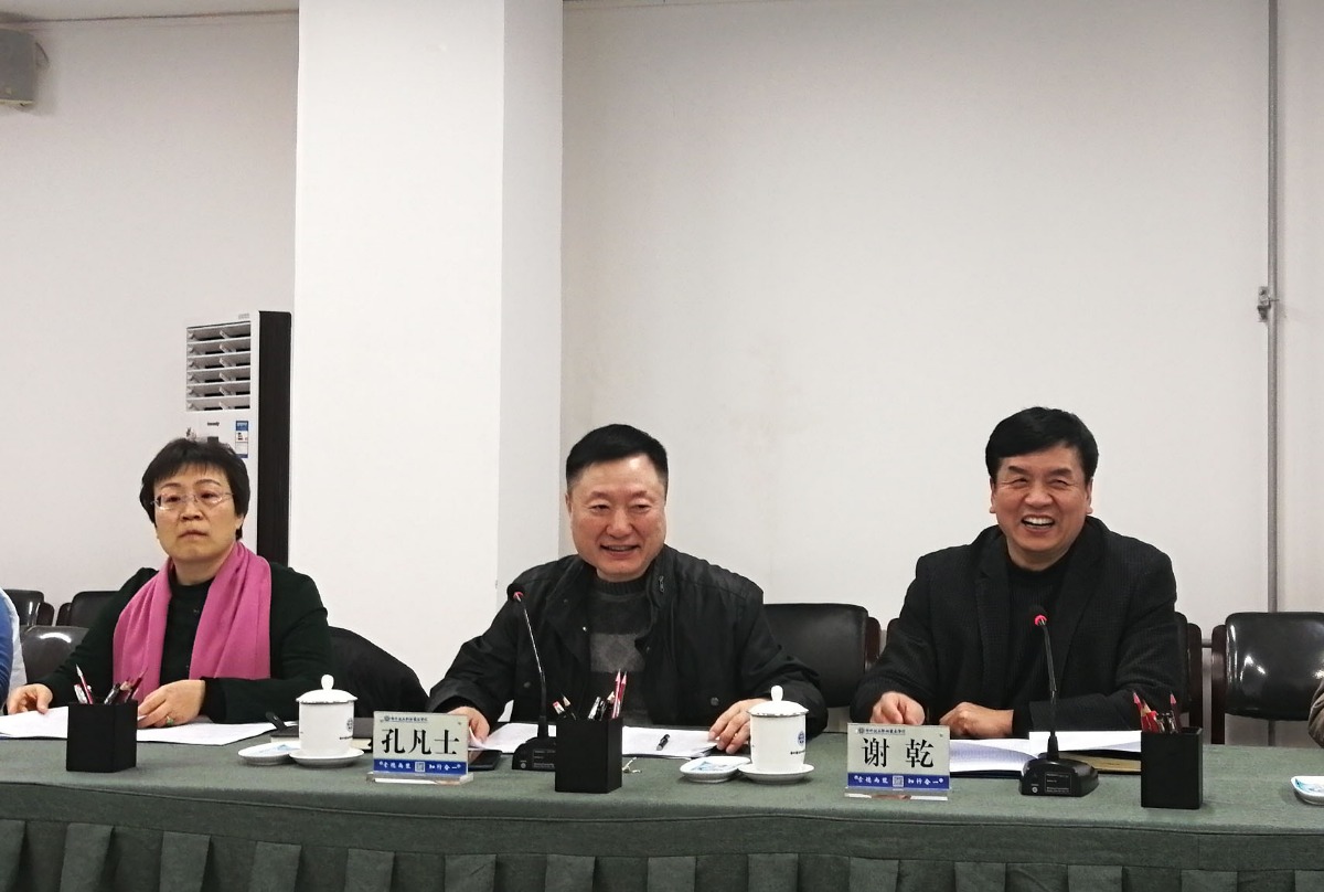郑州铁路职业技术学院校长孔凡士(中)与记者座谈交流