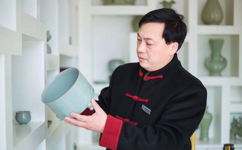 王振峰,1972年生人,河南省陶瓷艺术大师,汝瓷烧制技艺非物质文化遗产