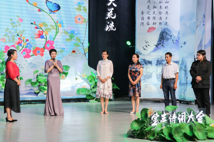 胡艳琴两位特邀嘉宾和第三季宝丰诗词大会的优秀选手们参与互动节目"
