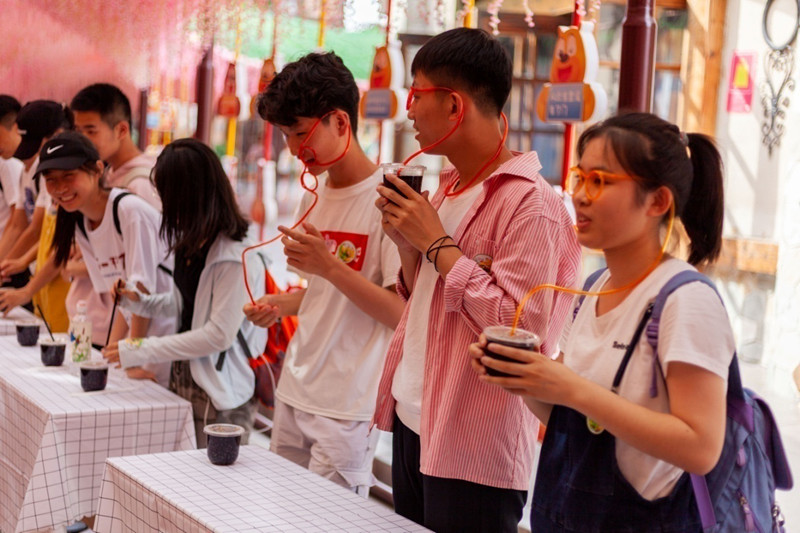 王国"汽水挑战赛",方特水上乐园"音浪派对",沙甜的西瓜,冰爽的可乐