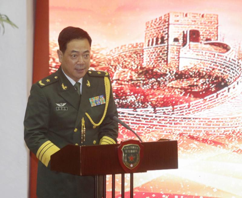 各地 >正文  随后,驻港部队主要首长与主礼嘉宾共同祝酒,为中国人民