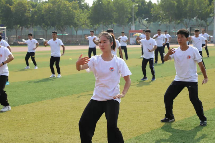 郑大体育学院800名学生齐练太极拳