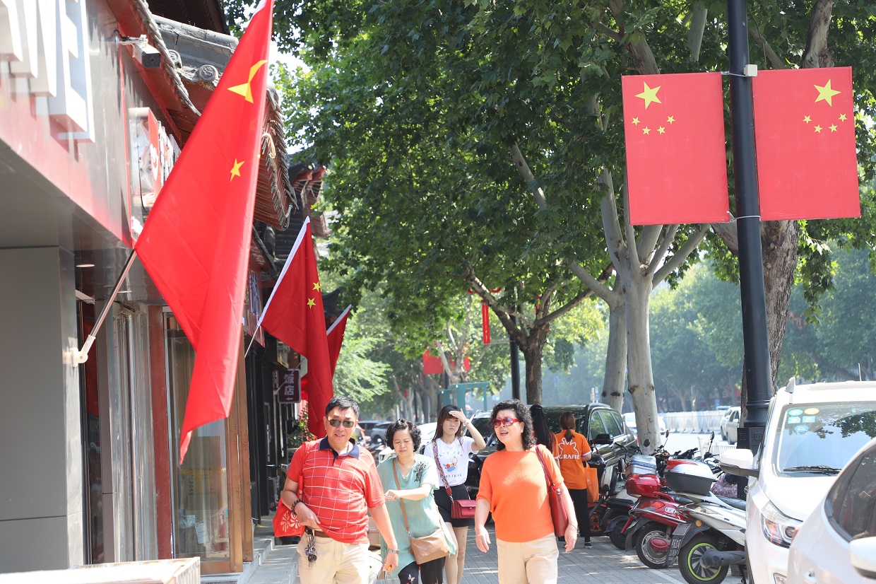 河南洛阳红旗飘扬迎国庆