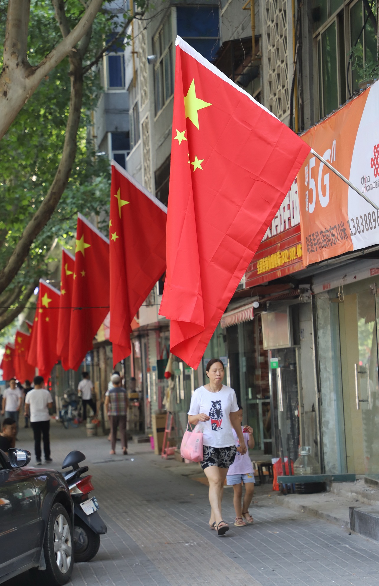 河南洛阳红旗飘扬迎国庆