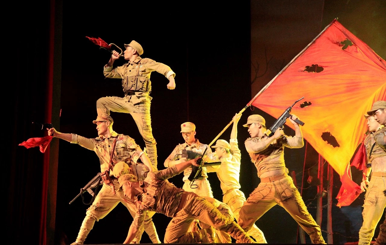 战上海再现雄壮战争场面献礼新中国成立70周年