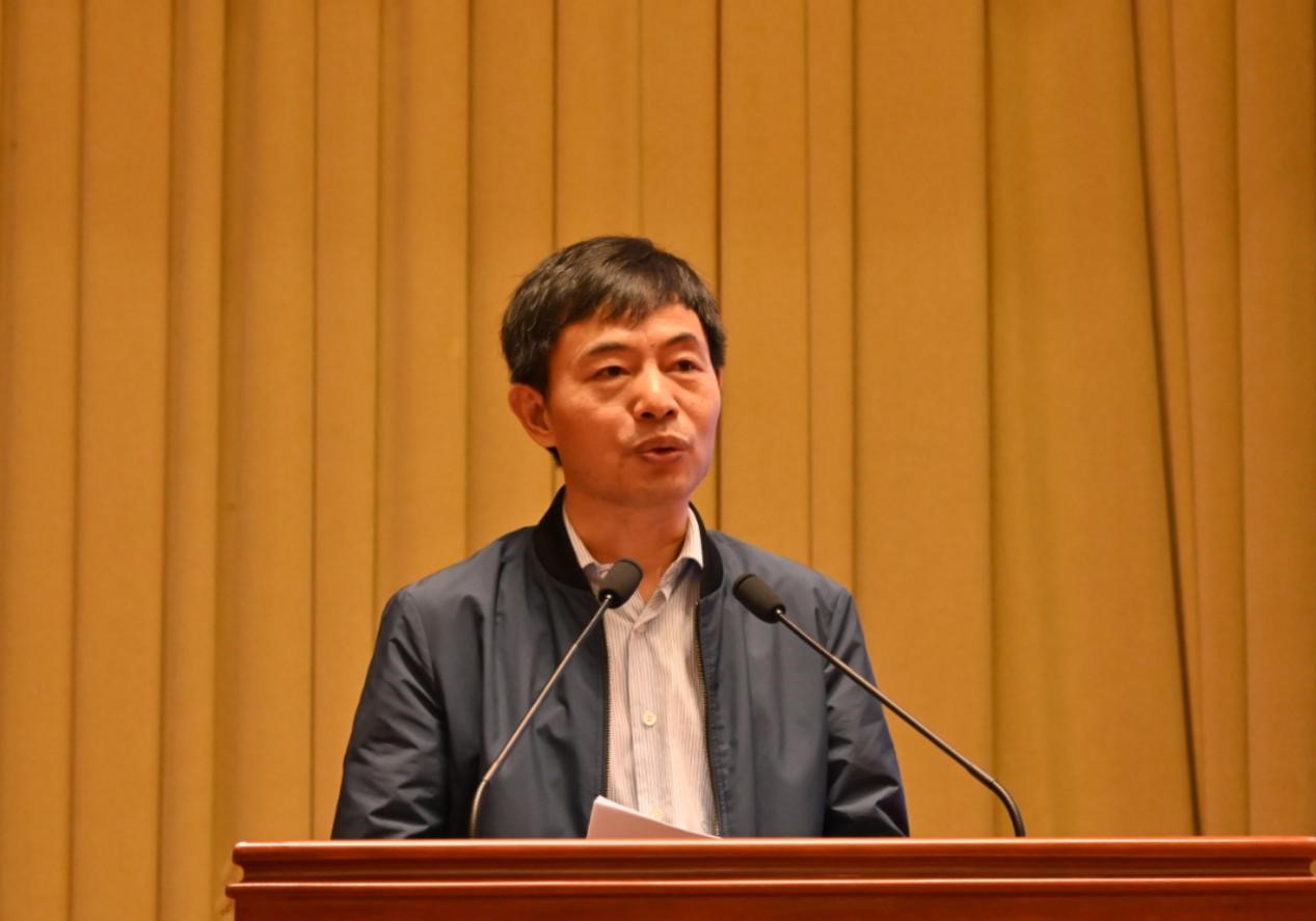 云南出版集团党委委员,总编辑田大余在发布会上表示:快手公司是全国短