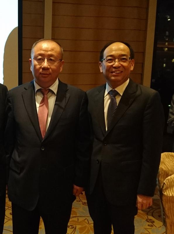 正商集团董事长张敬国(左),交银国际副首席执行官程传阁等嘉宾出席