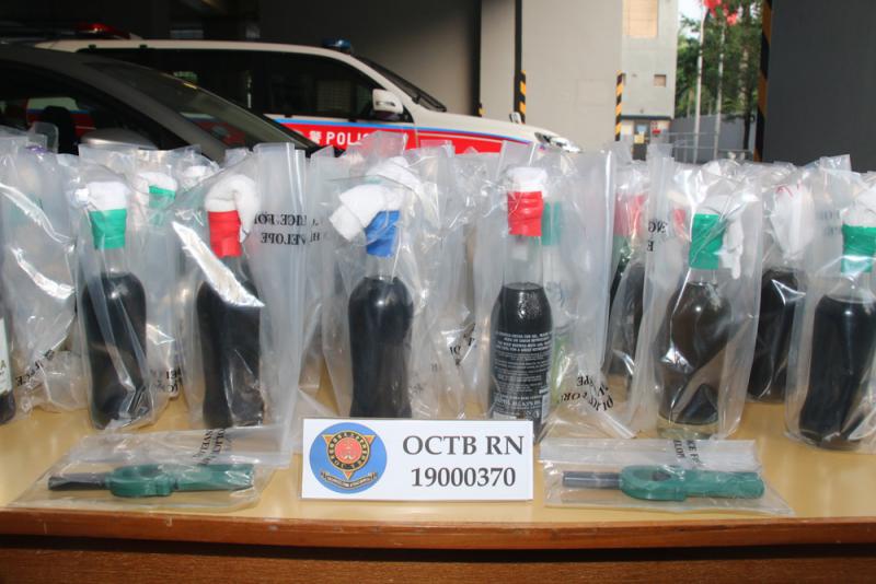 图:警方检获的多枚汽油弹