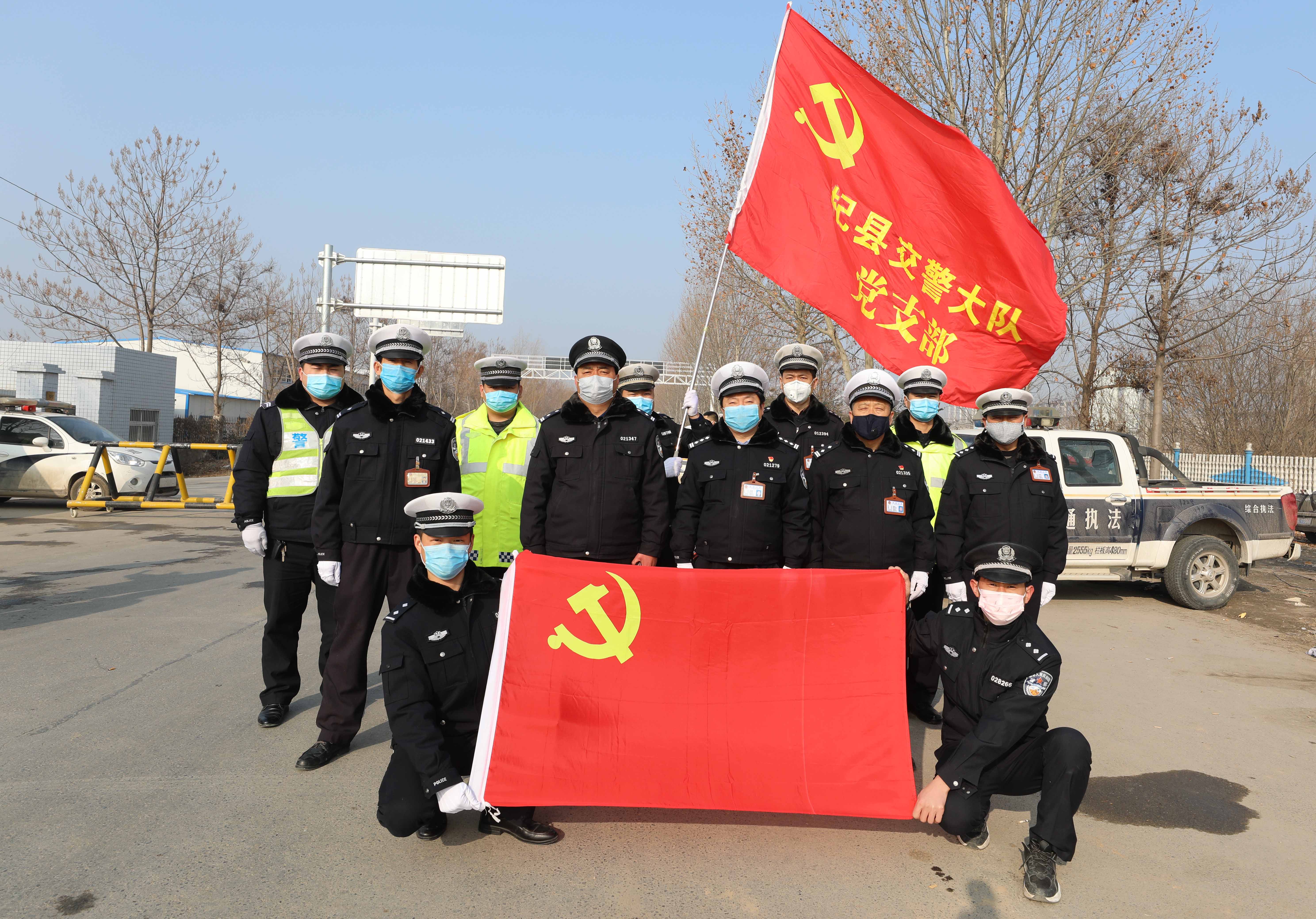鲜红的党旗在杞县抗疫一线高高飘扬