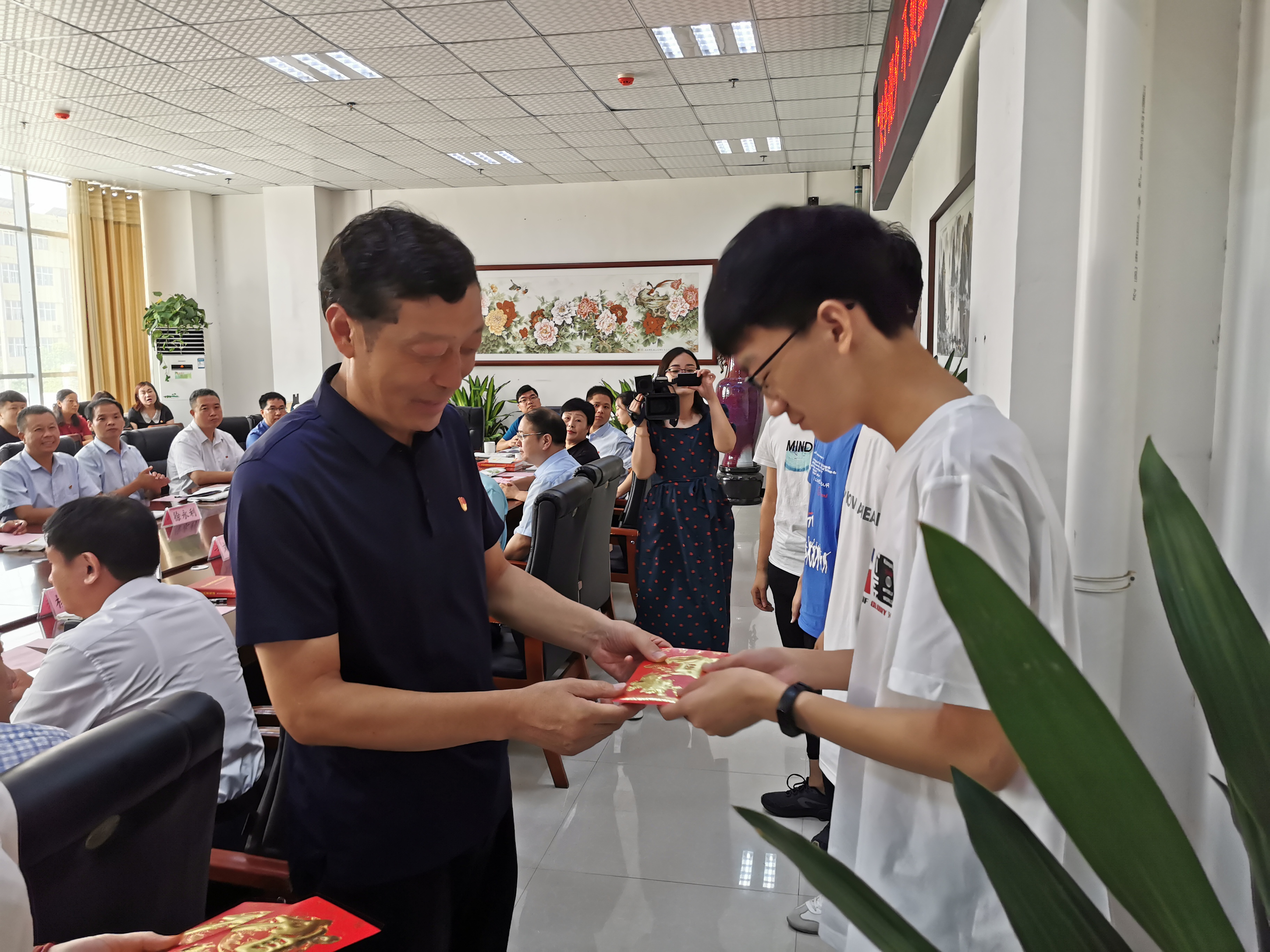 "只争朝夕 不负韶华"鲁山一高优秀师生座谈会召开