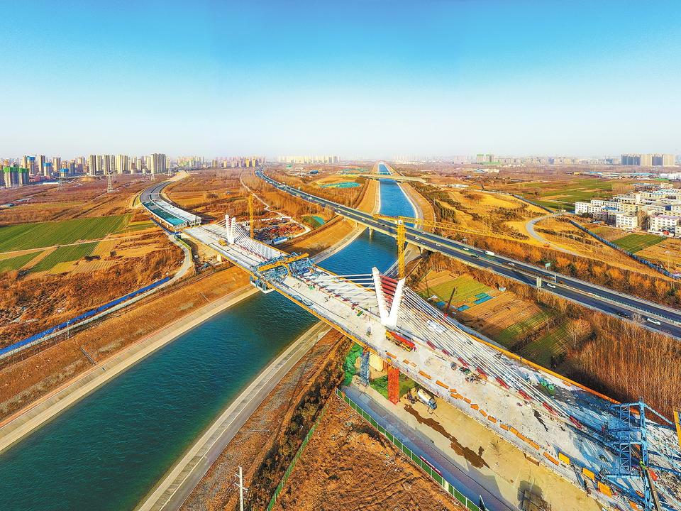 1月11日,国道310项目郑州西南段改建工程sg01标段南水北调特大桥正在
