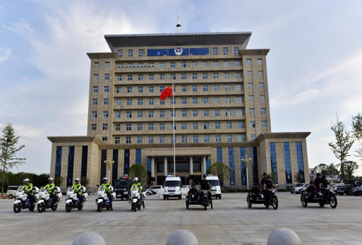 泌阳县公安局铁骑民警一路护送老人穿过马路