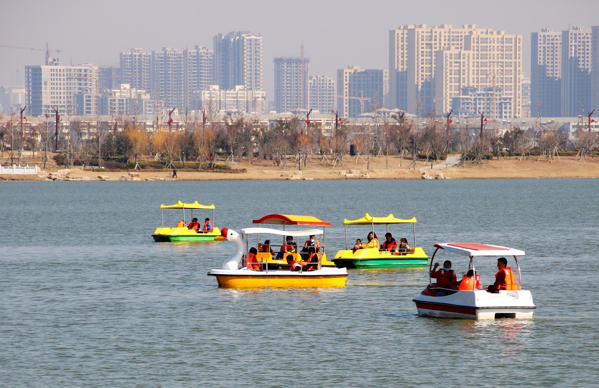 游客在南湖乘船游玩.李德鹏 摄