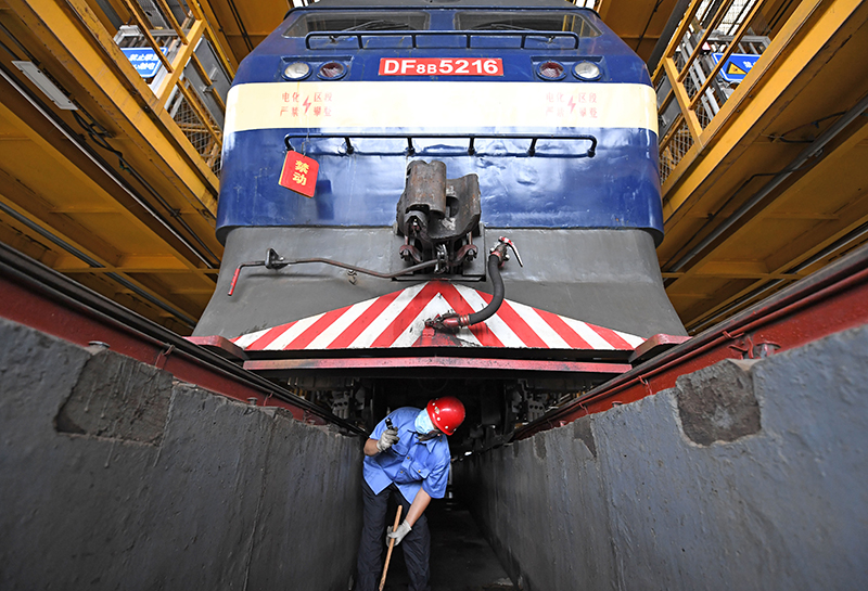 8月11日,在中国铁路北京局集团有限公司天津机务段检修车间,内燃机车