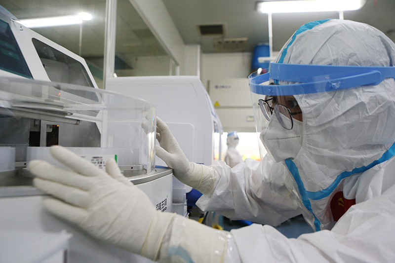 8月11日,在郑州金域临床检验中心实验室,检测人员操作自动核酸提取仪