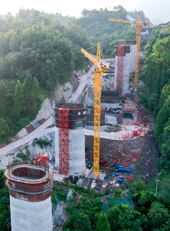 这是9月2日拍摄的渝湘高铁重庆至黔江段站前4标麦土湾特大桥施工作业