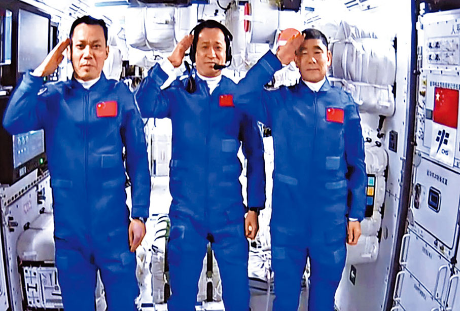 在国家载人航天工程办公室的安排下,聂海胜(中),刘伯明(右)和汤洪波三