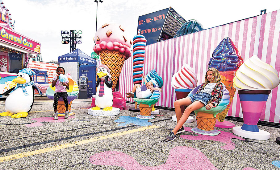 游人在「糖果公园」游玩.