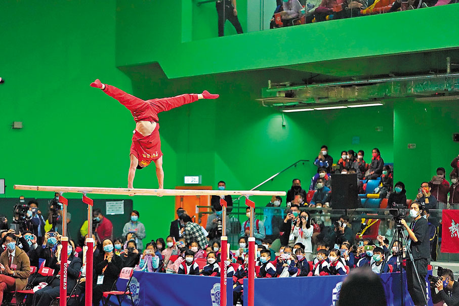 邹敬园大显身手. 新华社