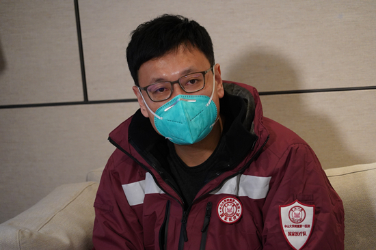 中山大学附属第一医院副院长,核酸采样队负责人张弩21日接受香港