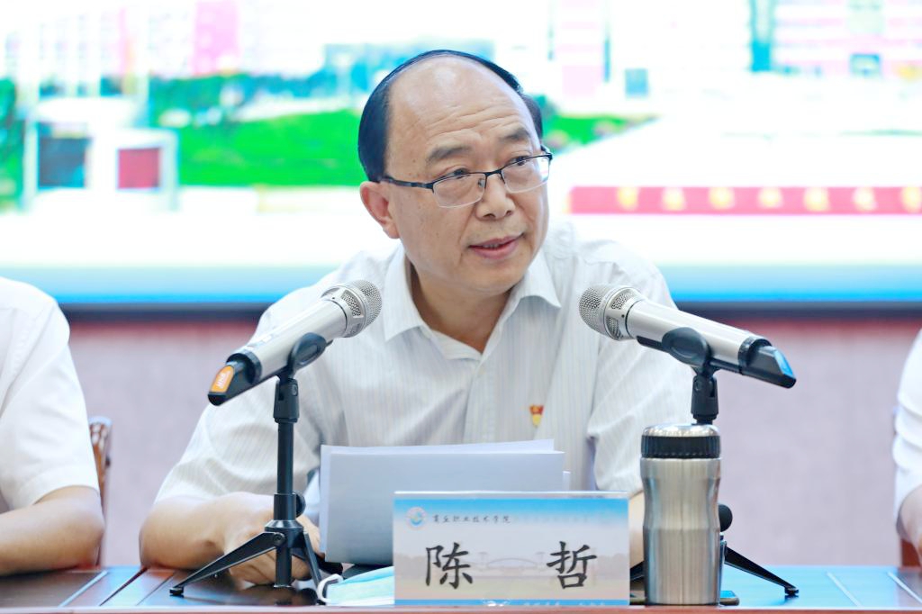 该校领导朱向东,薛明志,陈哲,闫树秀,蒋晓雷,李春,刘明非,常虹,张彬